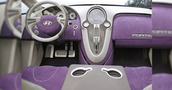 В духа на времето е предвидена DVD система с монитори за забавление на пътниците отзад, а на централната конзола е поставен екран с навигационна система.
Двигателят Hyundai Lambda V6, работещ с 6-степенна автоматична скоростна кутия Shiftronic, предлага само част от пълната мощност на хибрида: друга двойка електрически мотори осигуряват 220 к.с. обща мощност.
